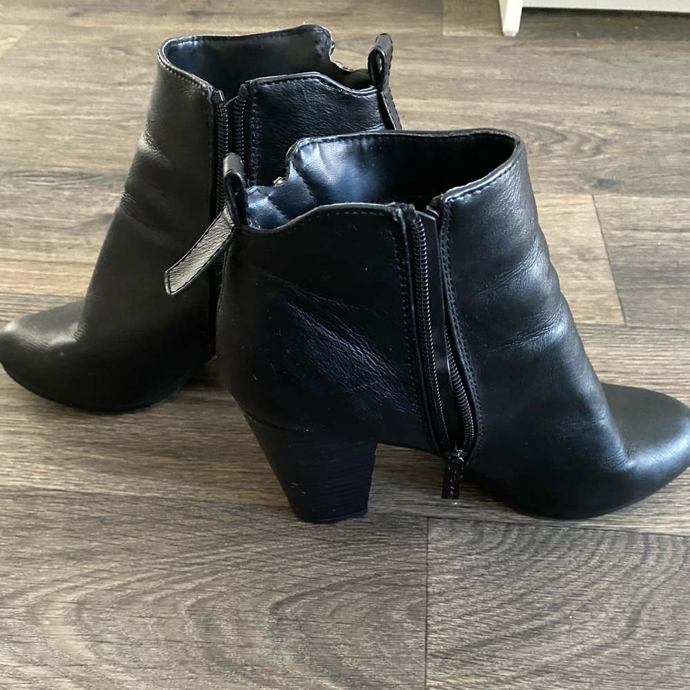 Leather heeled bootie